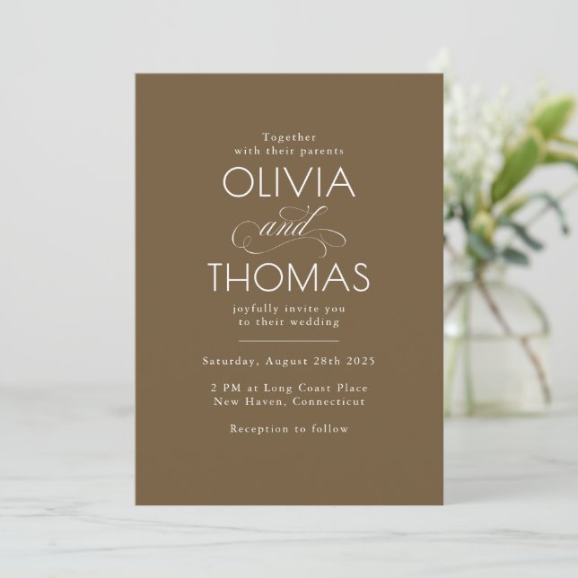 Chic Modern minimalistisk typografi Brown Bröllop Inbjudningar (Stående Fram)