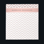 Chic Modern Ro Guld Chevron Monogrammed Anteckningsblock<br><div class="desc">Lägg till ett tillbehör till personligen med snyggt till ditt skrivbord med chicens moderna anteckningsblock. Utformningen har ett schevron zig-zag-mönster i ro-faux-rosa-folie och ditt namn eller annan anpassad text i ett enkelt grått-teckensnitt av typen typografi-mörk. Anteckningsblocket med elegant och trendig av metall ger henne en elegant.</div>