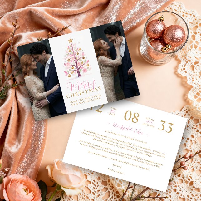 Chic Modern Wedding Pink Christmas Tree 2-Photos Spara Datumet (Chic Modern Wedding Pink Christmas Tree 2-Photos in Faux Gold Holiday Cards Save the Date Cards. )