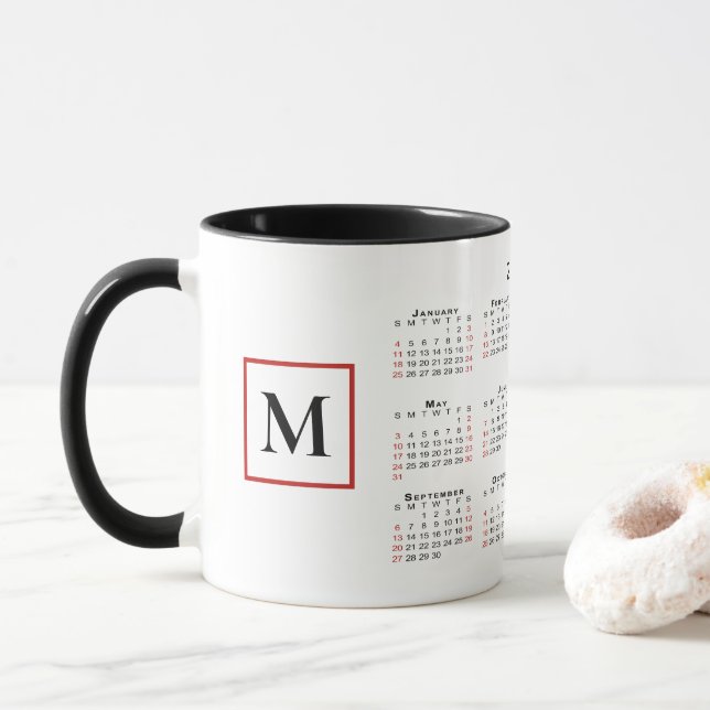 Chic Monogram 2026 Calendar Black White Red Mugg (Med munk)