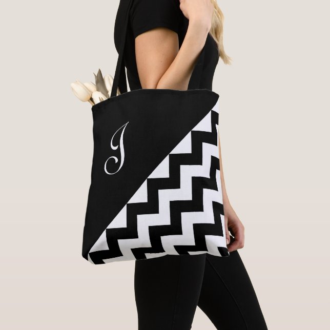 Chic Monogram Black White Geometric Zigzag Mönster Tygkasse (Närbild)