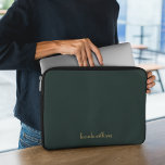 Chic Monogram för Namn Grönt Charcol & Chic Laptop Fodral<br><div class="desc">En modern grönt för kol i chic och guld-manuset för kalligrafi i namn monogram laptop sleeve är perfekt.</div>