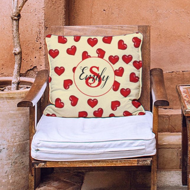 Chic monogrammade röda hjärtan på gult kudde (Skapare uppladdad)