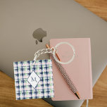 Chic Monogrammed Blue Rosa Preppy Play<br><div class="desc">Chic Play Monogram Keychain. Den här nyckelkedjan i snyggten har ett klassiskt mönster i marinblått, rosa och grönt som accentueras av ett sofistikerat anpassningsbar monogram i en diamant ram. Det är perfektens sätt att anpassa nycklar eller väska med lite diskett. Gör också en tankfull och snyggt gåva till vänner, familj...</div>