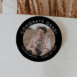 Chic Mörk Black Gratulerar Grad Photo Studenten Knapp<br><div class="desc">Den här mörken i chic är en gratulerar grafisk foto på studenten som är perfekt för ett modernt studenten. Den enkla utformningen av mörken har klassiska minimalistiska svartvita typografi med en sofistikerad snyggt. Anpassade i alla färg. Anpassa knappnålen med ett foto,  namn i student och klassår.</div>