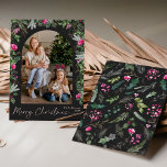 Chic Mörk Grått & Bright Rosa Greenery Arch 1 Phot Julkort<br><div class="desc">Den här samlingen har vattenfärgsskarpa blommigtar för rosa,  bär och vintergröna med modern och elegant typografi,  med ett botaniskt mönster baksida på vintern.</div>