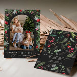 Chic Mörk Grått Modern Arch 1 Photo God jul Julkort<br><div class="desc">Den här samlingen har vattenfärgade röda blommigtar,  bär och vintergröna med modern och elegant typografi,  med ett botaniskt mönster baksida på vintern.</div>