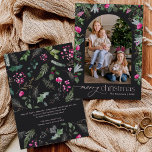 Chic Mörk Grått Rosa Botanical Arch-julfoto Julkort<br><div class="desc">Den här samlingen har vattenfärgsskarpa blommigtar för rosa,  bär och vintergröna med modern och elegant typografi,  med ett botaniskt mönster baksida på vintern.</div>