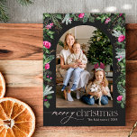 Chic Mörk Grått Rosa Greenery Arch-julfoto Julkort<br><div class="desc">Den här samlingen har vattenfärgsskarpa blommigtar för rosa,  bär och vintergröna med modern och elegant typografi,  med ett botaniskt mönster baksida på vintern.</div>