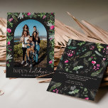 Chic Mörk Grått Rosa Greenery Foliage Arch Photo Julkort<br><div class="desc">Den här samlingen har vattenfärgsskarpa blommigtar för rosa,  bär och vintergröna med modern och elegant typografi,  med ett botaniskt mönster baksida på vintern.</div>