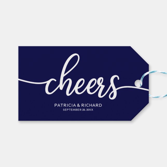 Chic Navy Blue Calligraphy Cheers Vin Flaska Märkr Presentetikett (Framsidan (Horisontell))