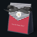 Chic Navy Ränder Röd Färgbalks Monogram Bröllop Presentaskar<br><div class="desc">Denna stilrena och eleganta design har ett modernt färgblockmönster, perfekt för att tillföra en sofistikerad touch till alla evenemang. Konsten kombinerar klassiska marinblå och vita ränder med en djärv röd sektion och skapar en slående visuell kontrast. Ett lyxigt guldmonogram och en framträdande svart fluga ger en känsla av förfinad stil....</div>