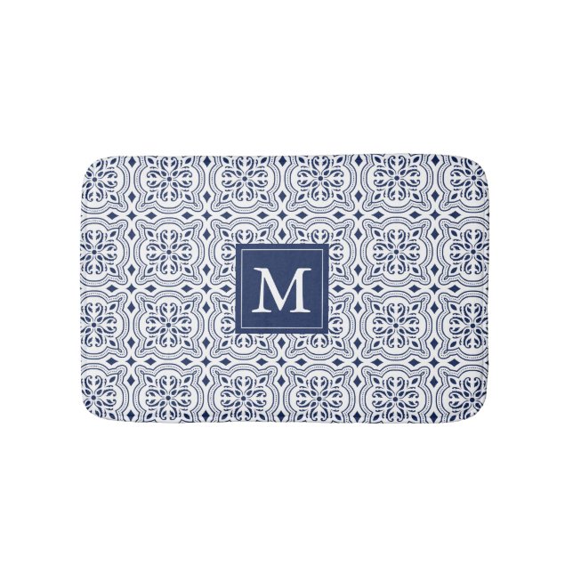 Chic Navy & White Moroccan Tile Mönster Monogram Badrumsmatta (Framsidan)