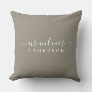 Chic Newlyed Grått Monogram Kudde