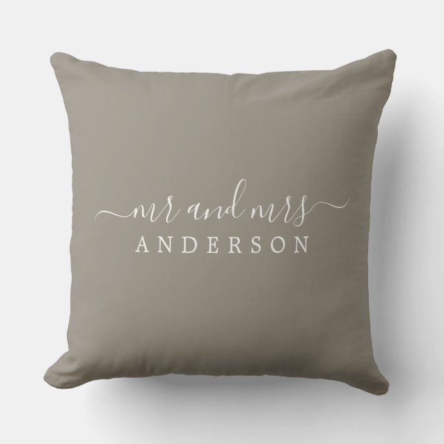 Chic Newlyed Grått Monogram Kudde (Framsida)