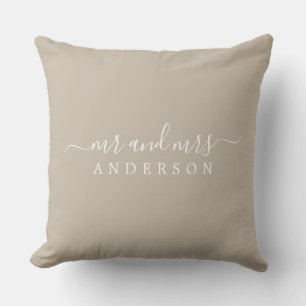 Chic Newlyed Shiitake Grått Monogram Kudde