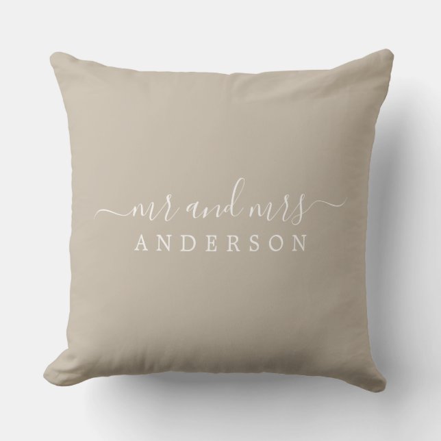 Chic Newlyed Shiitake Grått Monogram Kudde (Framsida)