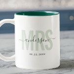 Chic Ny MRS-Grönt för eget namn Bröllop Datum Sage Två-Tonad Mugg<br><div class="desc">Det moderna kaffet mugg säger MRS i modern typografi i sage grönt med din familj namn i trendigets manuskalligrafi på ett två tonat kaffe mugg. Loving rosa insida men finns i många fler färg.</div>