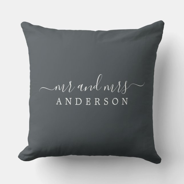 Chic Nyligen Blev Black White Monogram Kudde (Framsida)