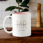 Chic Nytt MR-anpassat namn Bröllop datum  Två-Tonad Mugg<br><div class="desc">Det moderna kaffet mugg,  som säger MR i modern typografi i dammig  rosa med din familj namn i trendig,  skriver kalligrafi på ett tvåtonat kaffe mugg. Loving mörken marinblå insida,  men tillgänglig i många fler färg.</div>