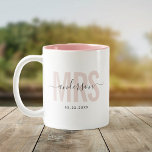 Chic Nytt MRS Anpassat namn Bröllop Datum  Två-Tonad Mugg<br><div class="desc">Det moderna kaffet mugg säger MRS i modern typografi i  rosa med din familj namn i trendigets manusgrafi på ett tvåtonat kaffe mugg. Loving rosa insida men finns i många fler färg.</div>