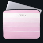 Chic och Elegant vid  Rosan Rand Laptop Fodral<br><div class="desc">Lägg till en chic vid garderoben med detta rosa stripe laptop sleeve. Fem skuggor av rosa skapar rand - från en djup hallon till en knappt där rosa. Ditt namn är skrivet i ett modernt och minimalistiskt grått-typsnitt. Infoga ditt eget namn, monogram eller favoritcitat. Om du vill kan du bara...</div>