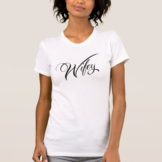 Chic- och Whimsique-fin Wifey Shirt-design T Shirt (Framsida)
