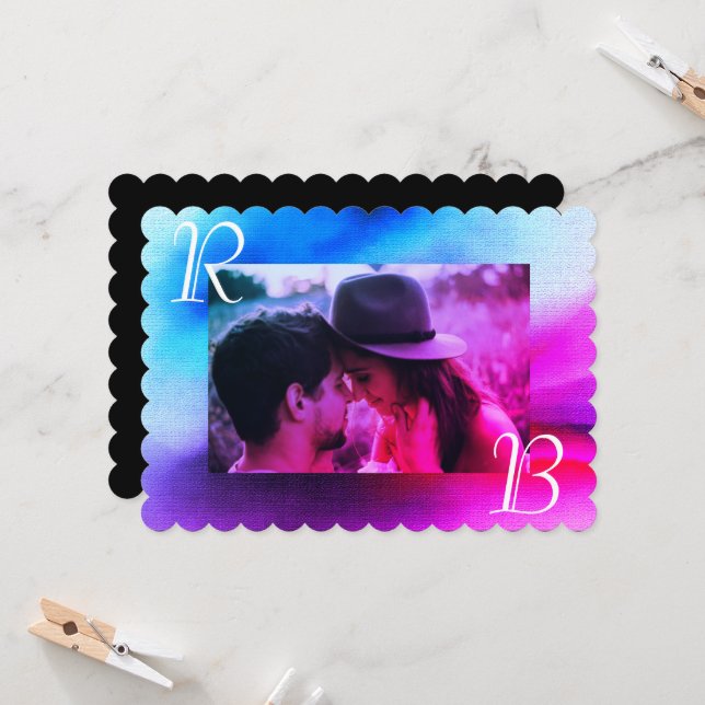 Chic Ombre Lila och Blue Photo Monogram Bröllop Inbjudningar (Fram/Back In Situ)