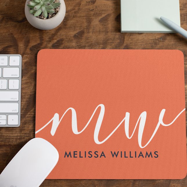 Chic Orange Minimalistisk Monogram Namn och Initia Musmatta (Skapare uppladdad)