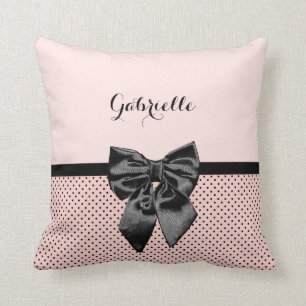Chic Parisian rosa polka dotssvartpilbåge och namn Kudde