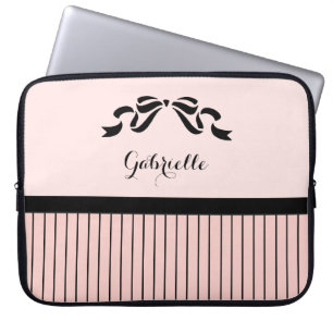 Chic Parisisk Rosa Streck Black Bow och Namn Laptop Sleeve