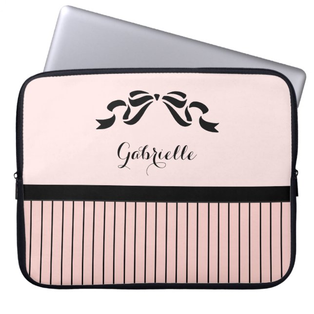 Chic Parisisk Rosa Streck Black Bow och Namn Laptop Sleeve (Framsidan)