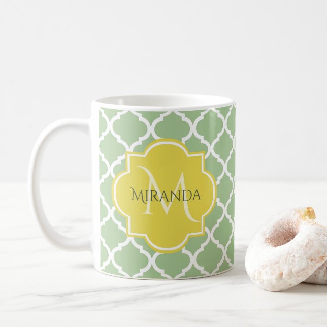 Chic Pastel Grönt Quatrefoil Gult Namn Monogram Kaffemugg (Med munk)