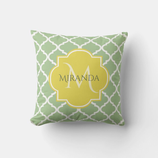 Chic Pastel Grönt Quatrefoil Gult Namn Monogram Kudde (Framsida)
