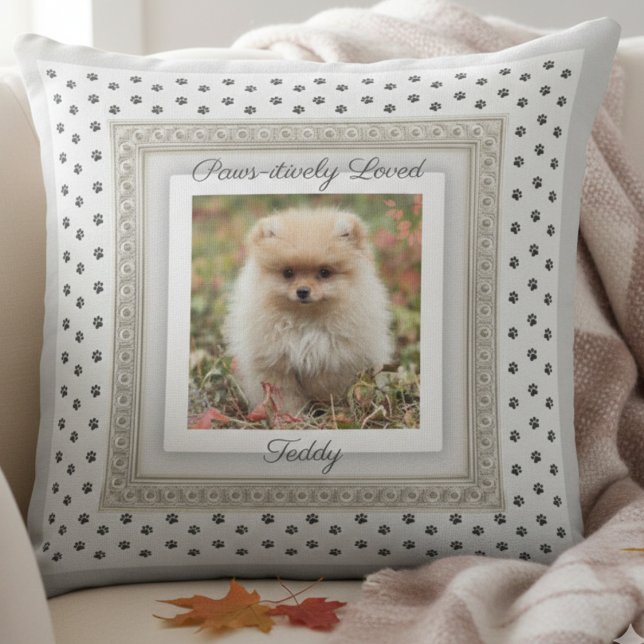 Chic Paws-itively älskad husdjur foto minne Kudde (Boutique-style accent pillow with a blend of classic elegance and modern playfulness)
