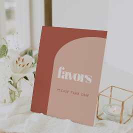 Chic peach terracotta arch bröllopsfavoriter