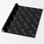Chic personifierat svartvitt slående in papper presentpapper<br><div class="desc">Chic svartvitt slående in papper med personalizable namn. Härlig giftwrap för utsmyckad födelsedag, jul, bröllop, möhippa, årsdag och andra viktiga tillfällen. Snyggten skrivar typografibrev. Elegant för manar mönsterdesign, kvinnor och ungar. Tillgängligt i matte och glansigt fullföljande. DIY-julaftontillbehör och tillförsel för helgdagar. Beställnings- färgbakgrund. Förvåna din mamma, pappa, uncle, son, dotter,...</div>