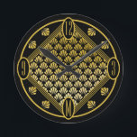 Chic Personlig Art Deco Fläkt Mönster Monogram Rund Klocka<br><div class="desc">En häpnadsväckande konsthändelsekur med fläkt-dekanor under den typiska perioden guld och svart färg. Du kan enkelt anpassa monogrammet,  som elegant ersätter 6 på ratten,  efter behov. En originalutformning som endast finns på ©Oh_Nostalgia online store. Alla rättigheter förbehållna.</div>