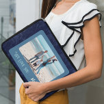Chic Personlig Foto Text Mor Day Gift Laptop Fodral<br><div class="desc">Anpassa laptop sleeve med Chic Personlig Photo Text-designen! Den kan anpassas med din favoritbild och text. Skydda din bärbara dator i stil med denna unika, unika sleeve som återspeglar din personlighet och stil. Oavsett om du vill lägga till ett foto av dina älskade, ditt favoritsällskapsdjur eller en scenvy är den...</div>