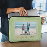 Chic Personlig Foto Text Mor Day Gift Laptop Fodral<br><div class="desc">Anpassa laptop sleeve med Chic Personlig Photo Text-designen! Den kan anpassas med din favoritbild och text. Skydda din bärbara dator i stil med denna unika, unika sleeve som återspeglar din personlighet och stil. Oavsett om du vill lägga till ett foto av dina älskade, ditt favoritsällskapsdjur eller en scenvy är den...</div>