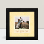Chic Personlig Fototext, äldre, finns för närvaran Minnesask<br><div class="desc">Skapa en verkligt personlig och en unik gåva med Personligen Fototext Gift box för Chic! Med möjligheten att anpassa framsidan av rutan med fotot och text kan du få presenten att framträda ur resten. Perfekt för alla tillfälle är våra presentlådor underbara för födelsedagar, helgdagar eller speciella händelser. Visa dina kära...</div>