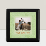 Chic Personlig Fototext, äldre, finns för närvaran Minnesask<br><div class="desc">Skapa en verkligt personlig och en unik gåva med Personligen Fototext Gift box för Chic! Med möjligheten att anpassa framsidan av rutan med fotot och text kan du få presenten att framträda ur resten. Perfekt för alla tillfälle är våra presentlådor underbara för födelsedagar, helgdagar eller speciella händelser. Visa dina kära...</div>