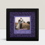 Chic Personlig Fototext, äldre, finns för närvaran Minnesask<br><div class="desc">Skapa en verkligt personlig och en unik gåva med Personligen Fototext Gift box för Chic! Med möjligheten att anpassa framsidan av rutan med fotot och text kan du få presenten att framträda ur resten. Perfekt för alla tillfälle är våra presentlådor underbara för födelsedagar, helgdagar eller speciella händelser. Visa dina kära...</div>