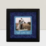 Chic Personlig Fototext, äldre, finns för närvaran Minnesask<br><div class="desc">Skapa en verkligt personlig och en unik gåva med Personligen Fototext Gift box för Chic! Med möjligheten att anpassa framsidan av rutan med fotot och text kan du få presenten att framträda ur resten. Perfekt för alla tillfälle är våra presentlådor underbara för födelsedagar, helgdagar eller speciella händelser. Visa dina kära...</div>