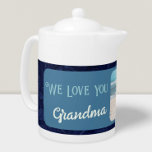 Chic Personlig Fototext Grandma Gift Blue<br><div class="desc">Njut av morgonteet i stil med vår Chic Personlig Photo Text Tea Pot. Den här tekannan är ett perfekt som gör att du kan få ett personligt tryck på tetiden, med anpassningsbar på framsidan med foton och text. Utformningen av blommigten för vintage ger en vacker bakgrund för din anpassade bild...</div>