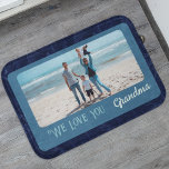 Chic Personlig Fototext Grandma Gift Blue Badrumsmatta<br><div class="desc">Lägg till en liten personlighet i badrummet med vår Chic Personlig Fototextbadkar. Det här badmattan är ett perfekt som gör badrummet verkligt unikt, med anpassade på framsidan med foton och text. Utformningen av blommigten för vintage ger en vacker bakgrund för din anpassade bild och text, skapar den som en tankfull...</div>