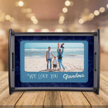 Chic Personlig Fototext Grandma Gift Blue Frukostbricka<br><div class="desc">upp stil och anpassning med vår Personlig för Chic Photo Text Serving Tray. Den här serveringsfacket har ett framsida av anpassadet med foto och text, vilket är perfekt för att lägga till en personlig beröring till matsalen i bord eller för att underhålla utrymme. Utformningen av blommigten för vintage ger en...</div>