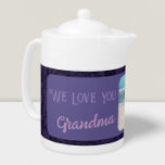Chic Personlig Fototext Grandma Gift Violet<br><div class="desc">Njut av morgonteet i stil med vår Chic Personlig Photo Text Tea Pot. Den här tekannan är ett perfekt som gör att du kan få ett personligt tryck på tetiden, med anpassningsbar på framsidan med foton och text. Utformningen av blommigten för vintage ger en vacker bakgrund för din anpassade bild...</div>
