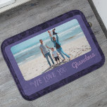 Chic Personlig Fototext Grandma Gift Violet Badrumsmatta<br><div class="desc">Lägg till en liten personlighet i badrummet med vår Chic Personlig Fototextbadkar. Det här badmattan är ett perfekt som gör badrummet verkligt unikt, med anpassade på framsidan med foton och text. Utformningen av blommigten för vintage ger en vacker bakgrund för din anpassade bild och text, skapar den som en tankfull...</div>