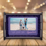 Chic Personlig Fototext Grandma Gift Violet Frukostbricka<br><div class="desc">upp stil och anpassning med vår Personlig för Chic Photo Text Serving Tray. Den här serveringsfacket har ett framsida av anpassadet med foto och text, vilket är perfekt för att lägga till en personlig beröring till matsalen i bord eller för att underhålla utrymme. Utformningen av blommigten för vintage ger en...</div>